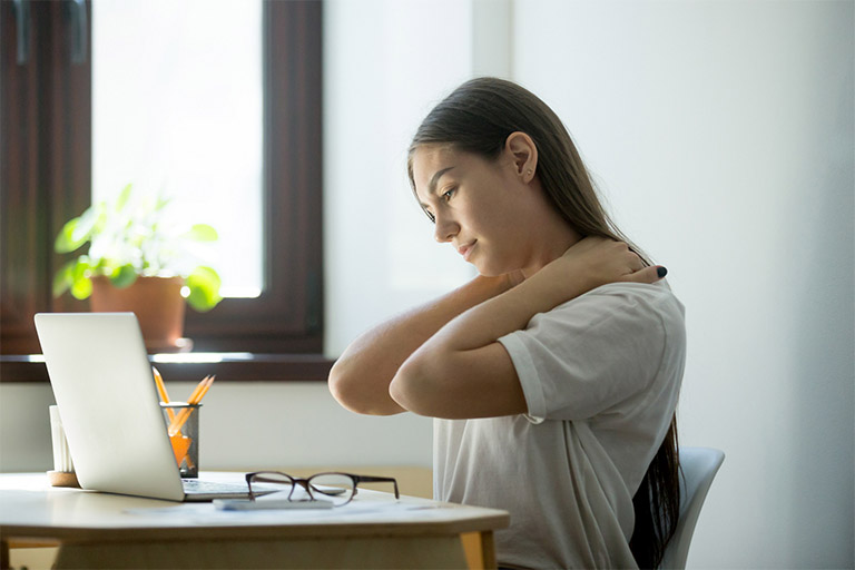 Triệu chứng đau vai gáy rất phổ biến ở những người phải ngồi làm việc quá lâu