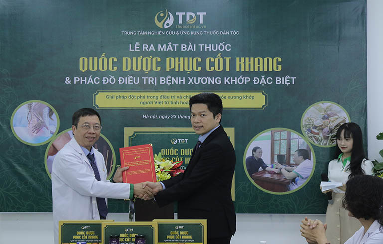 Bác sĩ Lê Hữu Tuấn trong buổi ra măt bài thuốc Quốc dược Phục cốt khang