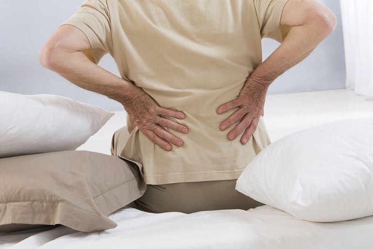 Thoái hóa xương khớp là một trong những nguyên nhân gây đau thắt lưng khi ngủ vào ban đêm