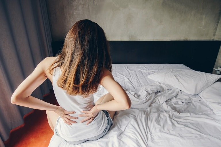 Sử dụng nệm không thích hợp là một trong những nguyên nhân gây đau lưng sau khi ngủ.