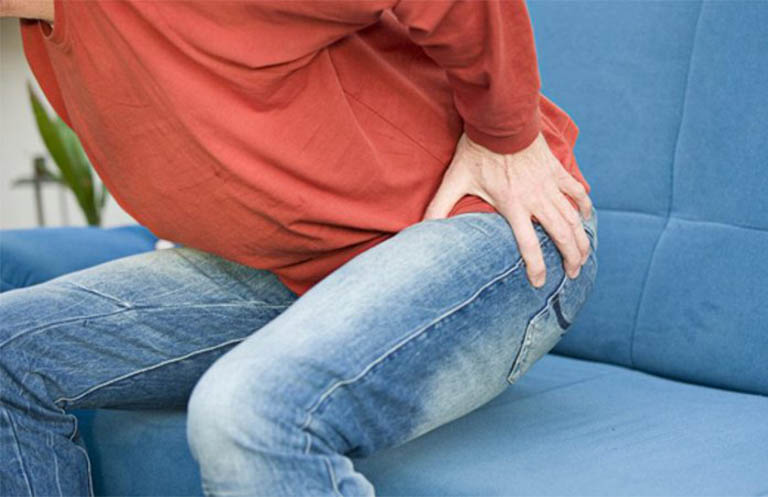 Bệnh nhân cảm thấy đau nhức vùng hông khi ngồi quá lâu