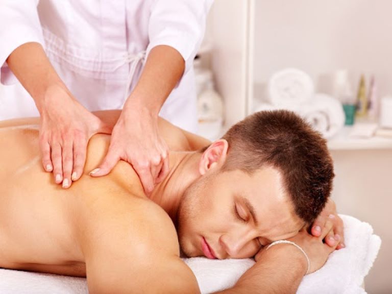 Massage xoa bóp có thể hỗ trợ giảm đau vai gáy bên phải tại nhà