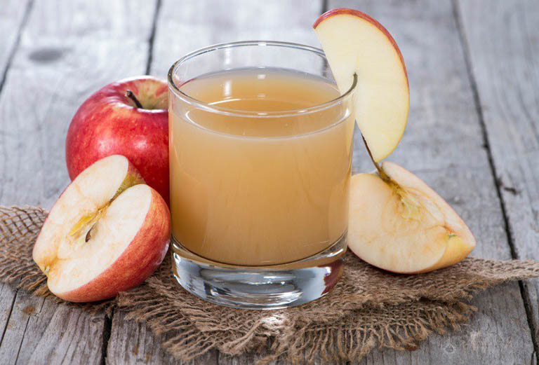 Nước ép táo có tác dụng chống viêm và làm giảm acid uric dư thừa trong cơ thể