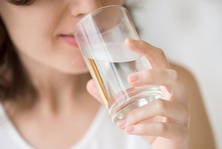 Người bị bệnh gout nên uống nhiều nước lọc hơn mỗi ngày