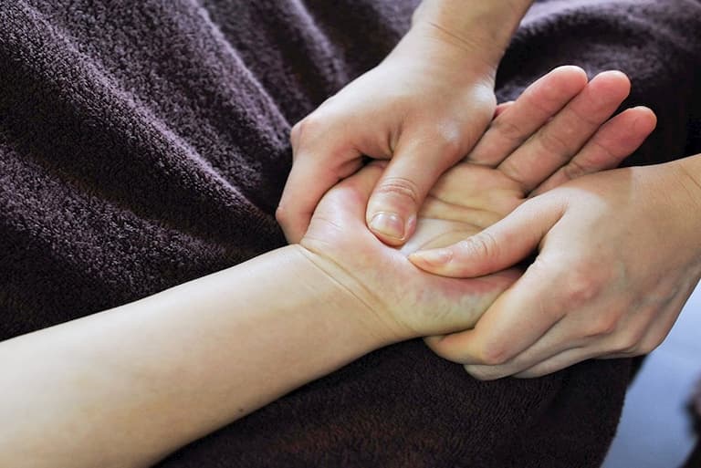 Đau khớp cổ tay ảnh hưởng lớn đến công việc và sinh hoạt của người bệnh