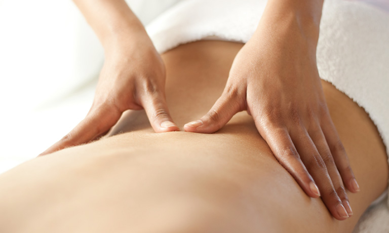 Massage trong màn dạo đầu sẽ giúp bạn thoải mái hơn khi quan hệ nếu bị đau dây thần kinh tọa