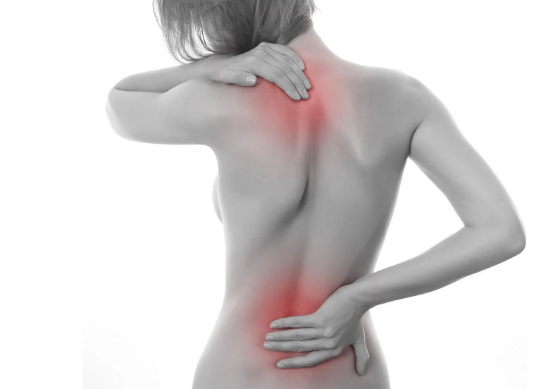 Cơn đau lưng có thể kích hoạt ở cả vùng lưng trên và lưng dưới