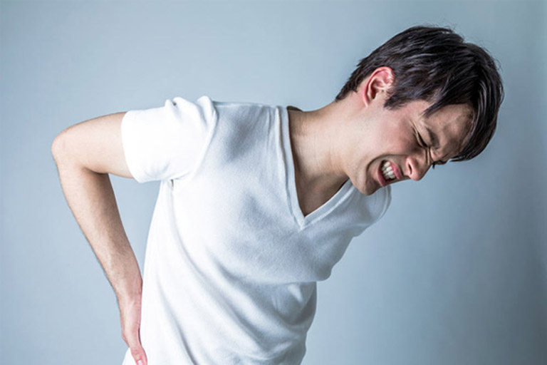 Thoát vị đĩa đệm là một trong những nguyên nhân gây tình trạng đau lưng giữa