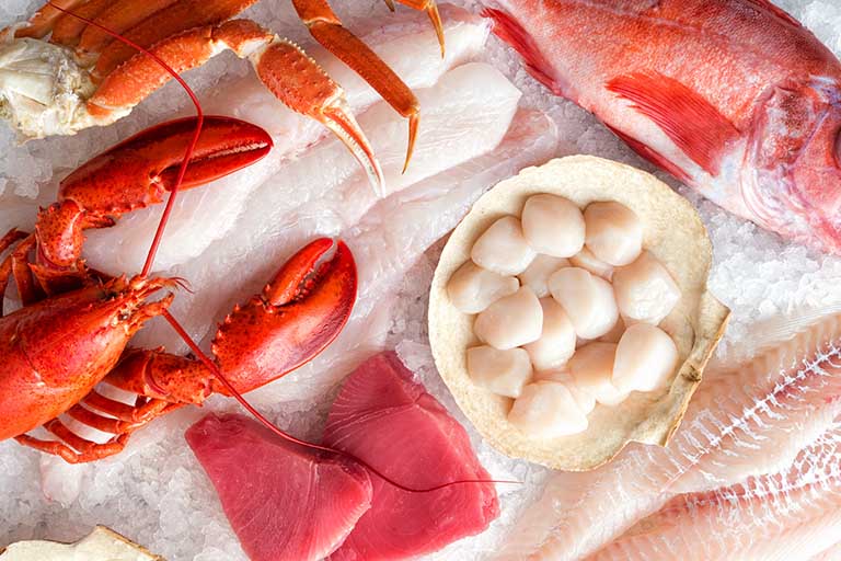 Hải sản là nguồn thực phẩm giàu vitamin D tốt cho sức khỏe xương khớp