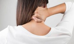 Có rất nhiều nguyên nhân gây đau vai gáy lan xuống cánh tay