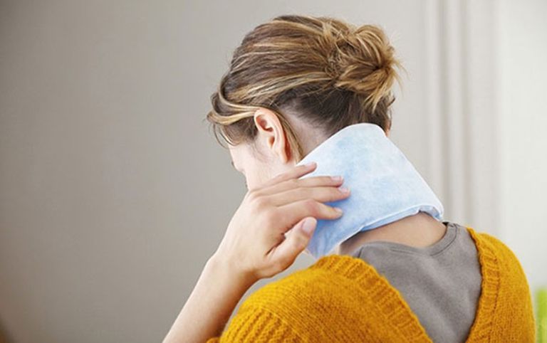 Người bệnh có thể giảm đau bằng cách chườm nóng hoặc chườm lạnh