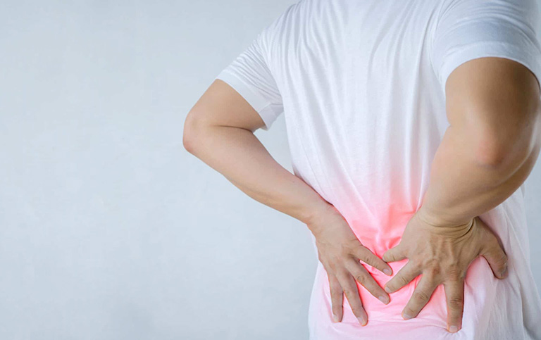 Đau lưng là triệu chứng điển hình của bệnh gai cột sống