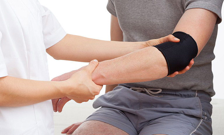 Viêm khớp khuỷu tay có thể xảy ra sau té ngã, va chạm hoặc tác động lực trực tiếp lên khuỷu tay