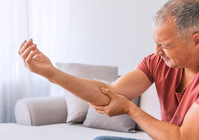 Đau nhức, sưng, ấm, đỏ khớp, hạn chế khả năng vận động là những triệu chứng của viêm khớp khuỷu tay