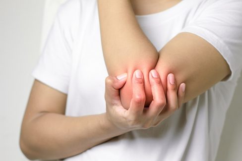 Tìm hiểu dấu hiệu nhận biết, nguyên nhân và hướng điều trị viêm khớp khuỷu tay hiệu quả